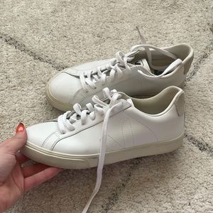 Short white Veja sneakers, lightly worn, size US 8
